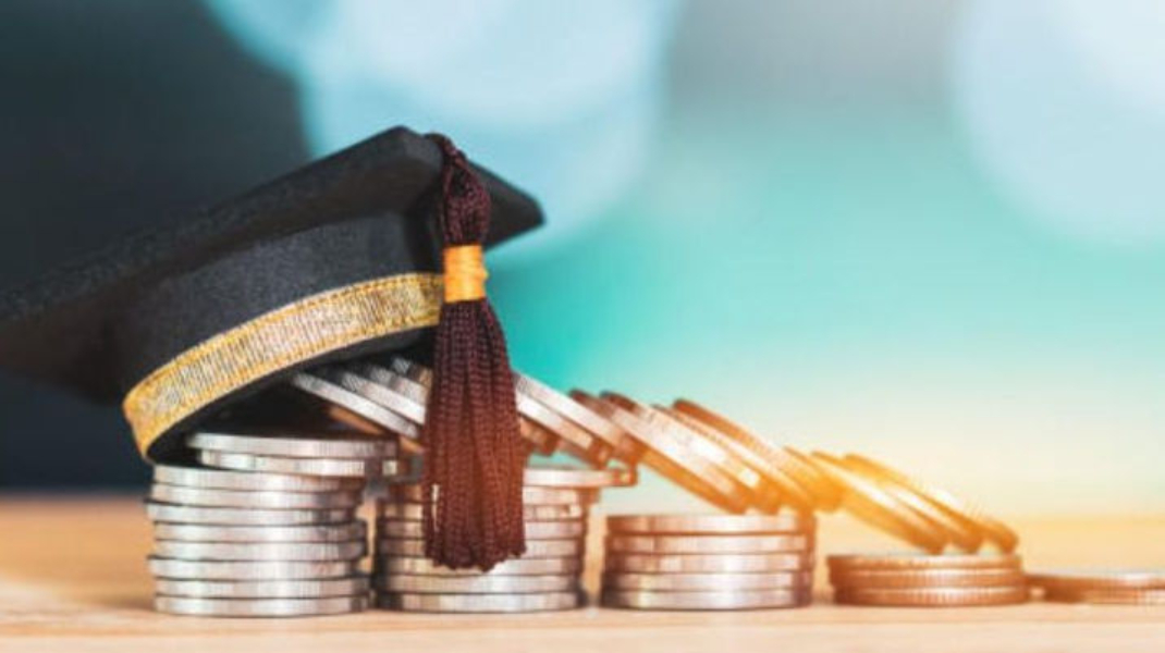 MEC lansează un program de burse de merit pentru elevii și studenții de etnie romă: Câți lei vor primi lunar