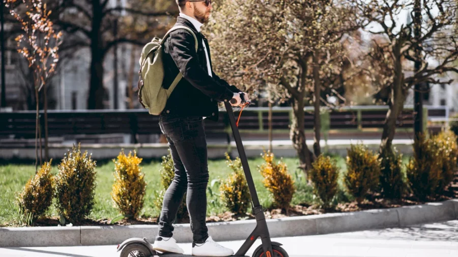 Noi reguli în centrul Bruxelles-ului: biciclete și trotinete interzise după ora 11:00
