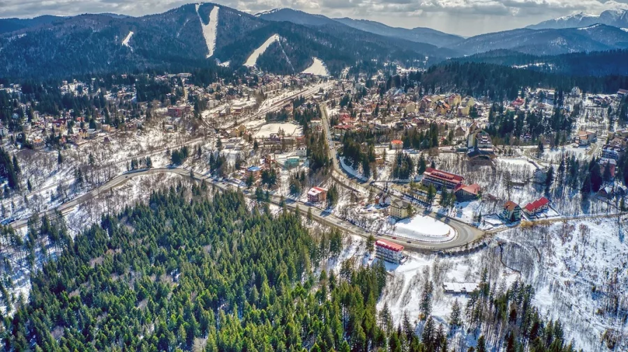 Lipsa zăpezii lasă stațiunile montane din România fără turiști. Zeci de tururi anulate și hoteluri aproape goale