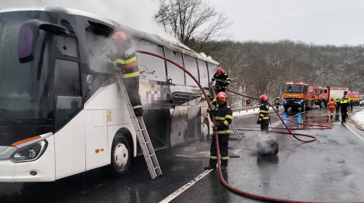 România: Autocar cu 47 de pasageri, cuprins de flăcări. Trafic blocat