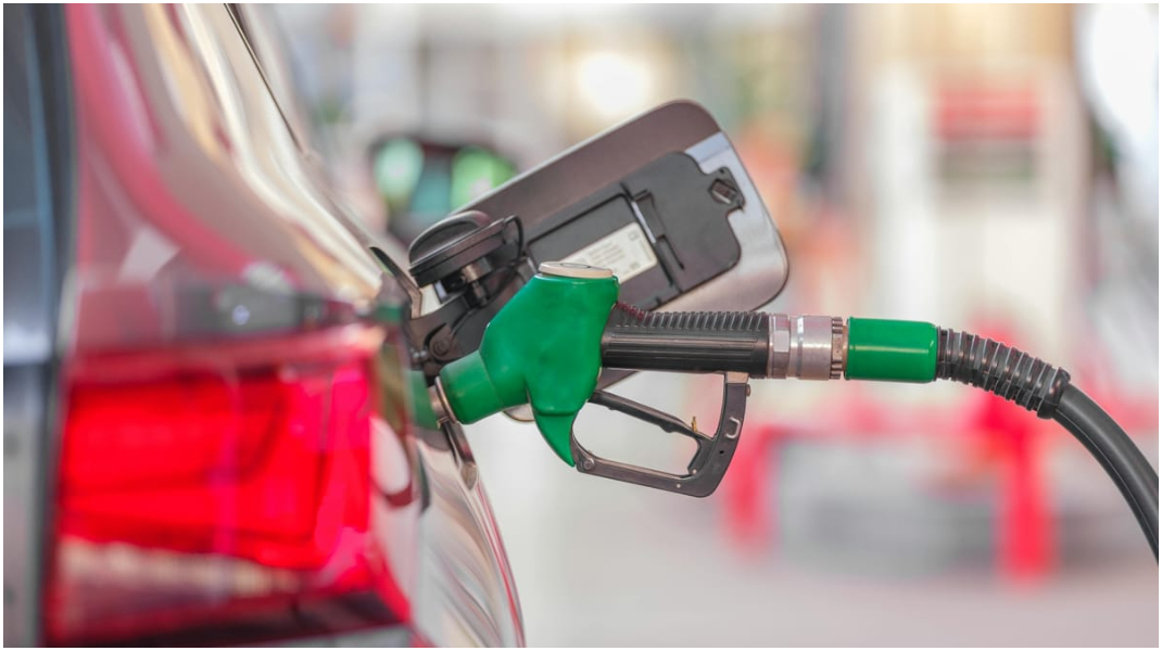 Prețuri noi la carburanți în weekend! Benzina se scumpește, iar motorina se ieftinește
