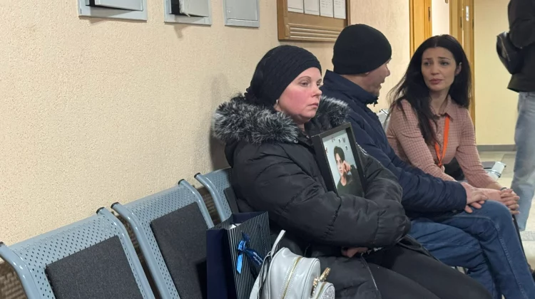 Mama băiatului din Boldurești, cu lacrimi în ochi la judecată: Mă duc să aprind o lumânare. Să îi duc un buchețel