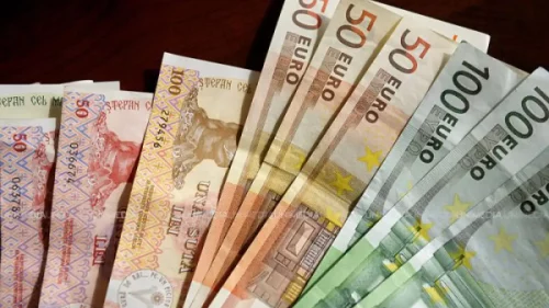 Curs valutar 19 august 2026: Cât valorează un euro și un dolar