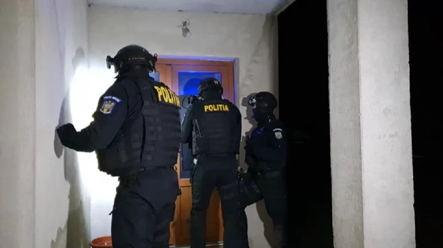 Percheziții la saloane de masaj erotic din București. Rețeaua era condusă de o femeie de 80 de ani