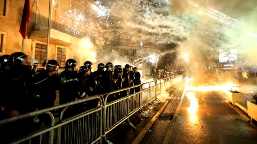 FOTO Proteste violente în Albania. Un scandal de corupție afectează Guvernul premierului aflat la putere de 13 ani