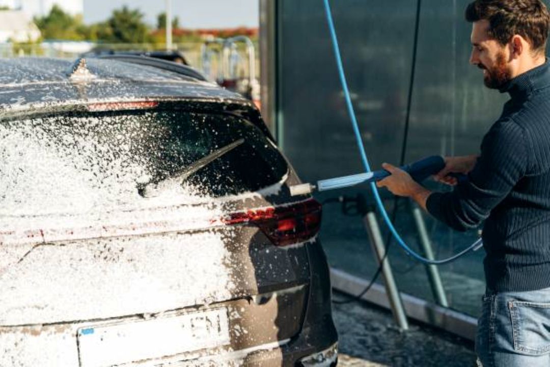 Peste un milion de lei în amenzi după controalele la spălătoriile auto. Ce încălcări au fost depistate