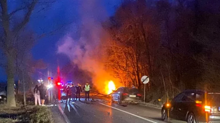 Tragedie pe o șosea din România: patru oameni au murit într-un accident în Neamț, după ce o mașină a luat foc