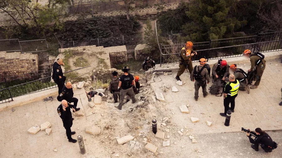 VIDEO Fragmente dintr-o rachetă doborâtă au căzut în Ierusalim: mai multe locuințe avariate în Rehovot