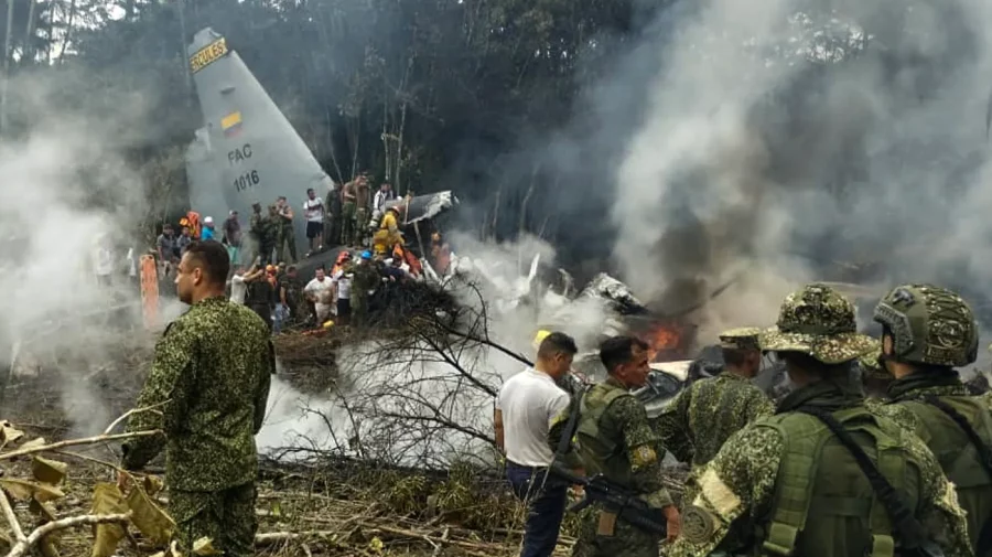 VIDEO Catastrofă aviatică de proporții în Columbia. Un avion Hercules s-a prăbușit cu peste 100 de soldați la bord
