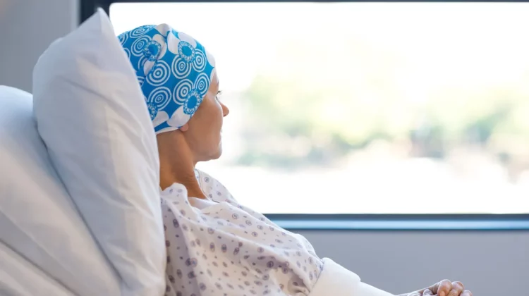 Studiu: Femeile câștigă mai des lupta cu cancerul, dar tratamentul le afectează mai dur