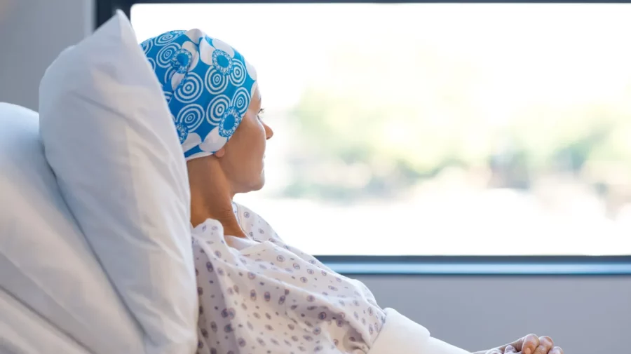Studiu: Femeile câștigă mai des lupta cu cancerul, dar tratamentul le afectează mai dur