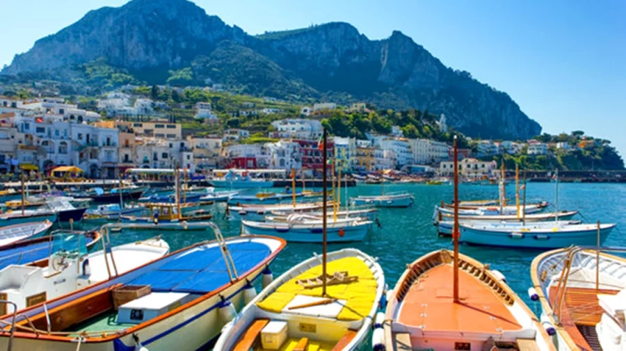 Italia introduce reguli noi pentru turiștii din trei destinații populare: schimbări în Capri, Florența și Dolomiți