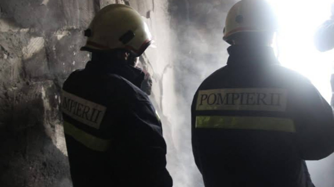 VIDEO Un bărbat de 62 de ani, salvat dintr-un incendiu izbucnit într-un apartament din Bălți