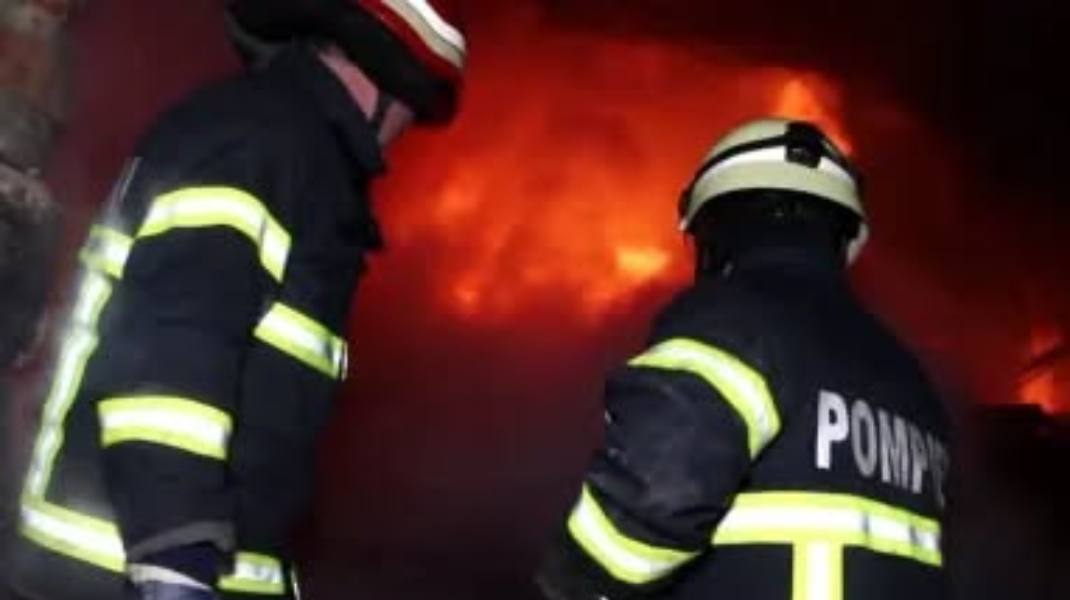 Incendiu într-o clădire din Chișinău: Mai multe cauciucuri au luat foc