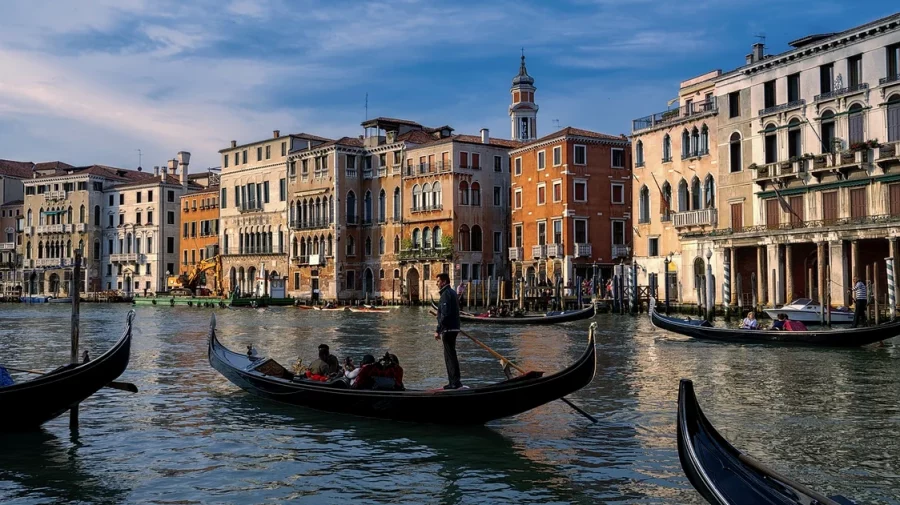 Veneția reintroduce taxa pentru turiști: cine plătește și cât costă accesul în oraș