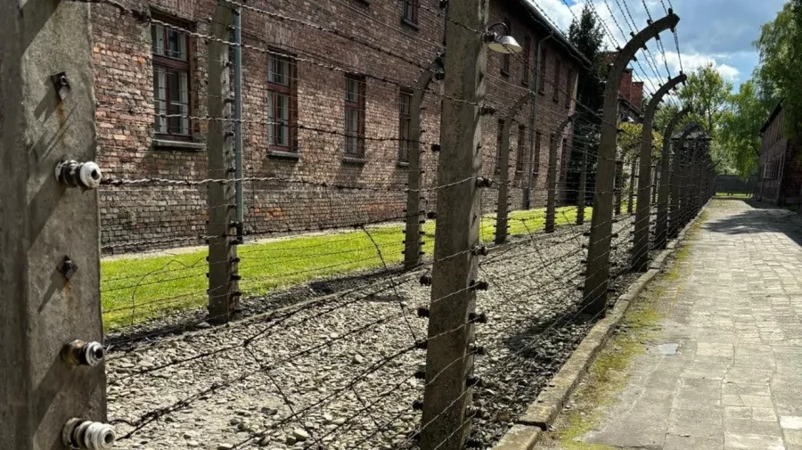 Pedeapsă inedită în Germania: Un polițist a fost obligat să viziteze Auschwitz din cauza folosirii unui slogan nazist