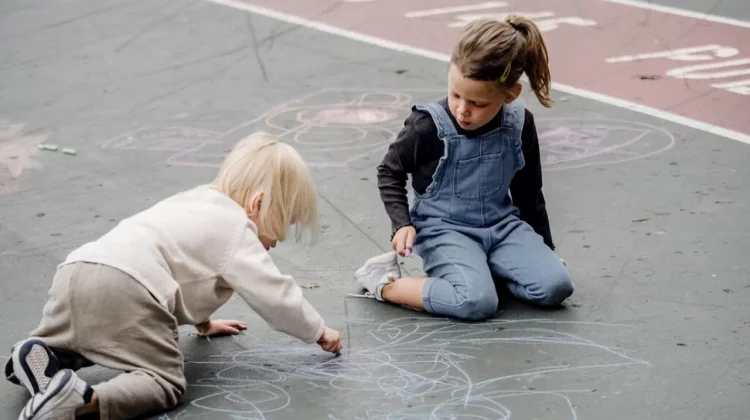 De ce copiii de la sat sunt mai predispuși la depresie, iar cei din oraș la ADHD