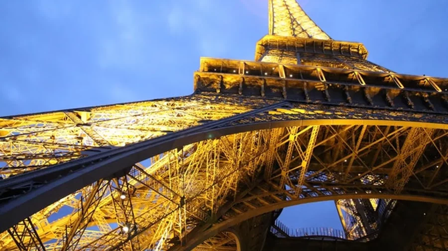 Un fragment din scara Turnului Eiffel afost vândut cu aproape 500 de mii de dolari