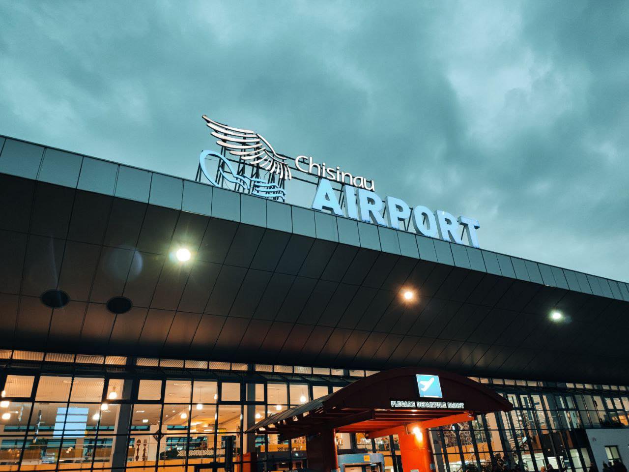 Alertă falsă cu bombă în toiul nopții la Aeroportul din Chișinău. Oamenii legii nu au găsit obiecte suspecte