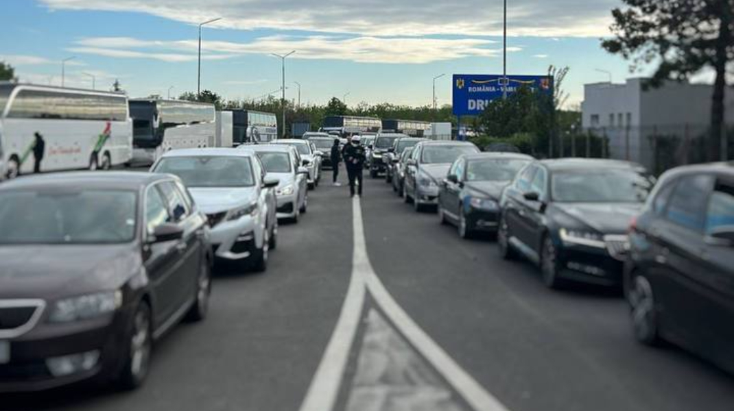 Aglomerație la Leușeni și Sculeni. Călătorii, îndemnați să opteze pentru alte posturi vamale