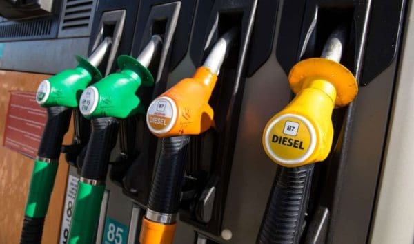 Vești bune pentru șoferi! Carburanții continuă să se ieftinească și după weekend