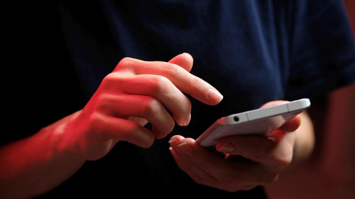 VIDEO Un bărbat a rămas fără telefon în plină stradă. Suspecții, încătușați