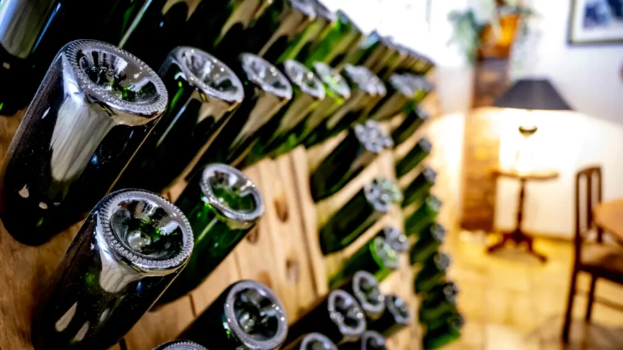 Comoara ascunsă a lui Stalin: 40.000 de sticle de vin, scoase la licitație