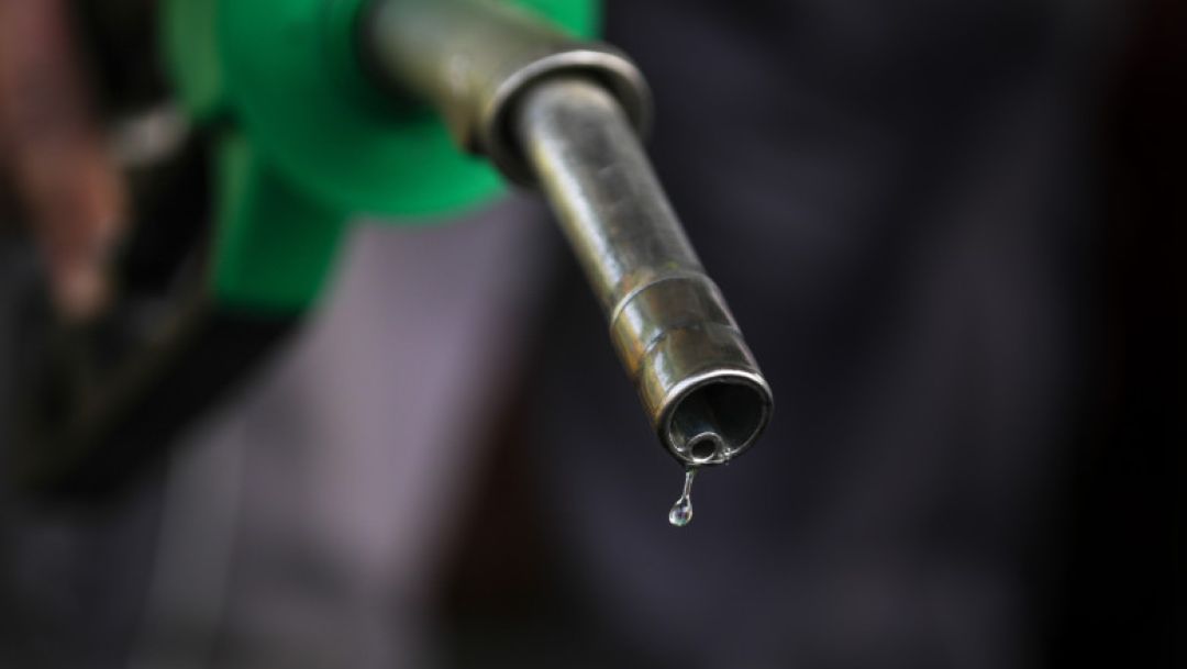 Benzina se scumpește cu 2 bani! ANRE anunță noi prețuri la pompă