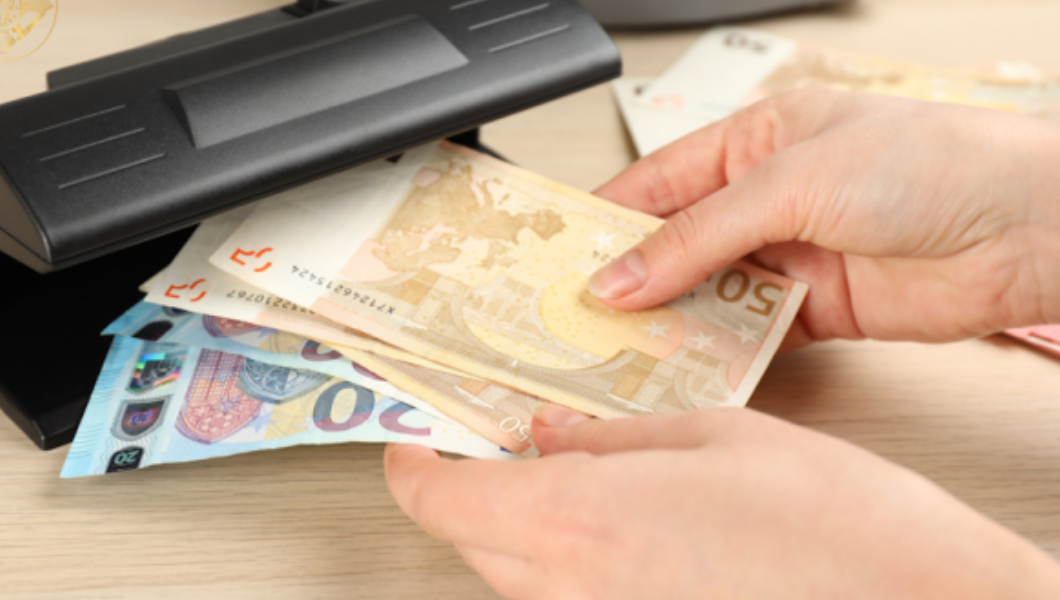 Curs valutar 12 august 2026: Cât valorează un euro și un dolar