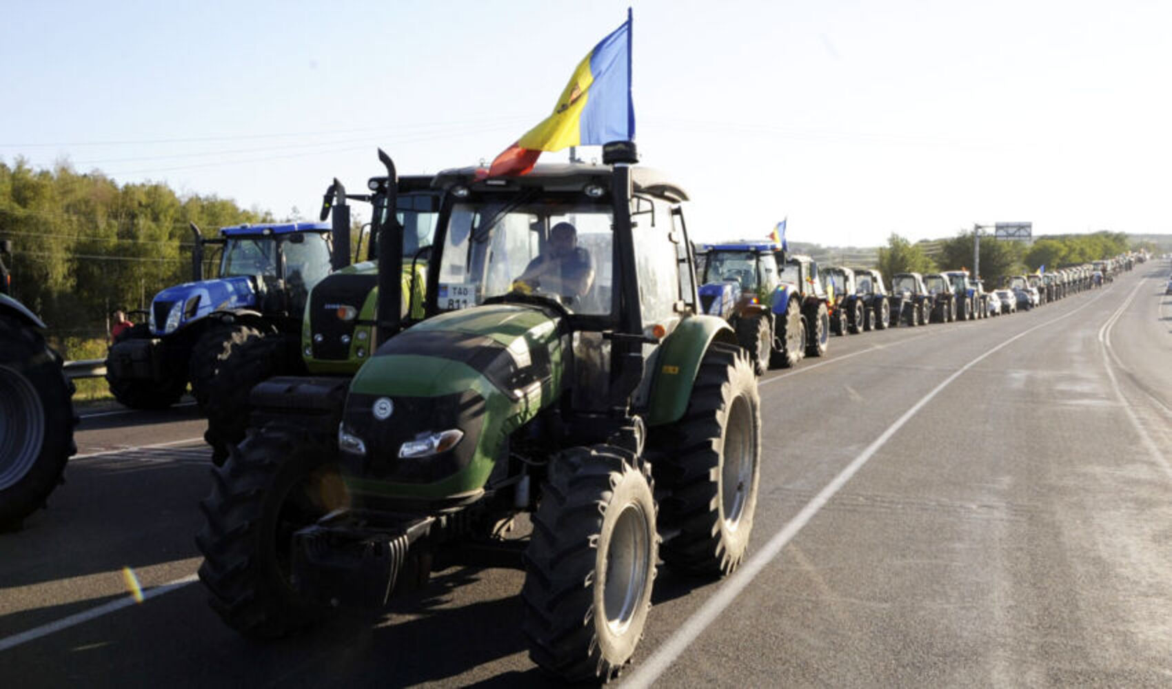 Fermierii amenință că vor scoate tehnica agricolă în stradă. Solicitarea pe care o au către autorități