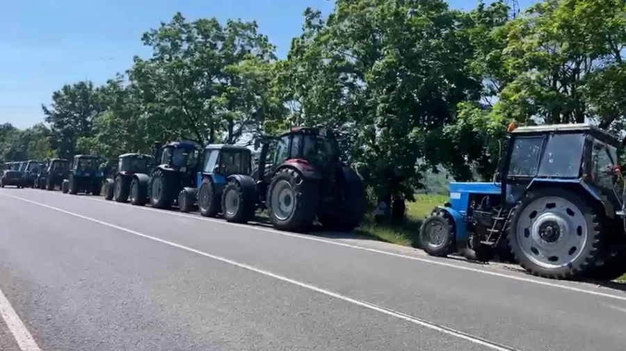 VIDEO Fermierii suspendă protestele, după discuțiile din Parlament. Li s-ar fi promis să nu fie majorat TVA
