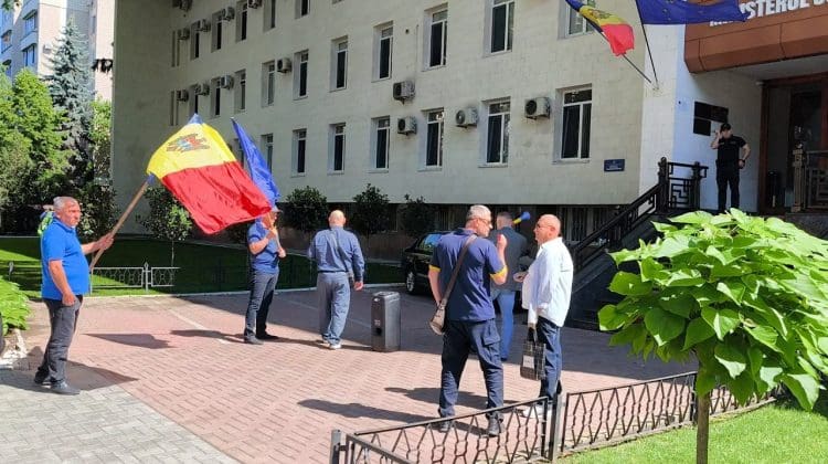 NO COMMENT | VETERANII RĂZBOIULUI DE INDEPENDENȚĂ AU PROTESTAT ÎN FAȚA MINISTERULUI JUSTIȚIEI