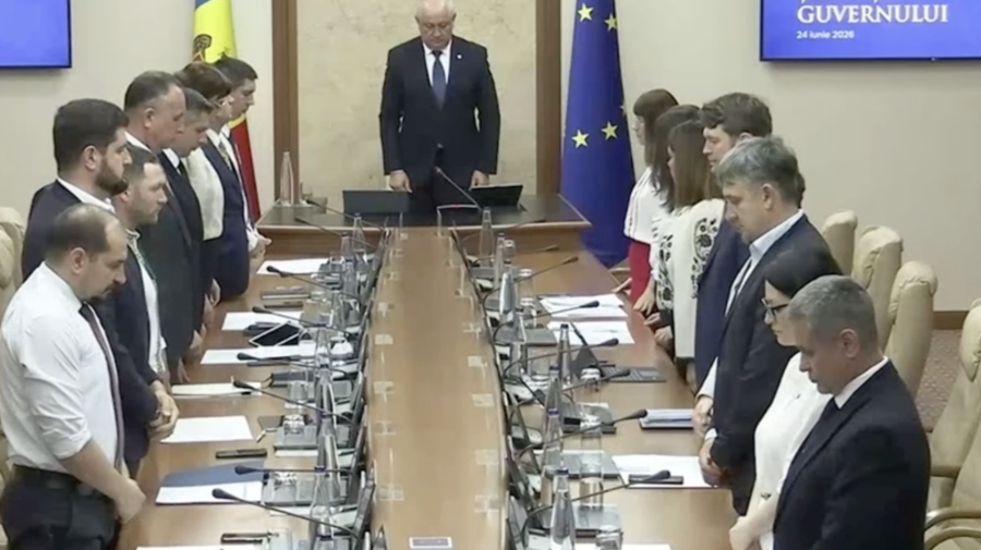 VIDEO Familiile polițiștilor decedați la Sîngerei vor primi câte 1 milion de lei. Minut de reculegere în Guvern