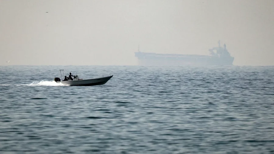 Circa 2.500 de marinari şi 115 nave au ieşit din Golful Persic prin Strâmtoarea Ormuz