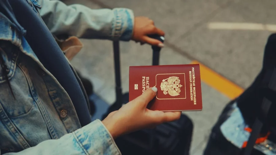 Mai multe state UE cer restricții mai dure pentru vizele turistice ale rușilor în Schengen