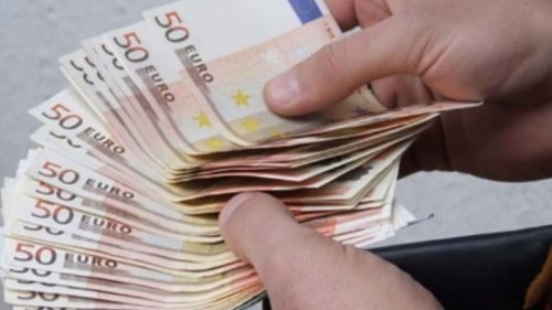 Un om al străzii a împărțit trecătorilor bancnote de 50 de euro. Nimeni nu știe de unde a luat banii