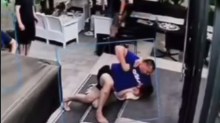 Tânăr de 19 ani, bătut de doi bărbați pe terasa unui local din Rîșcani