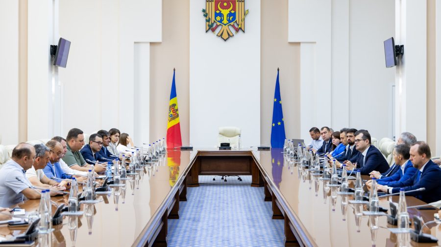 Criza carburanților: Premierul Tofan a convocat petroliștii în ședință