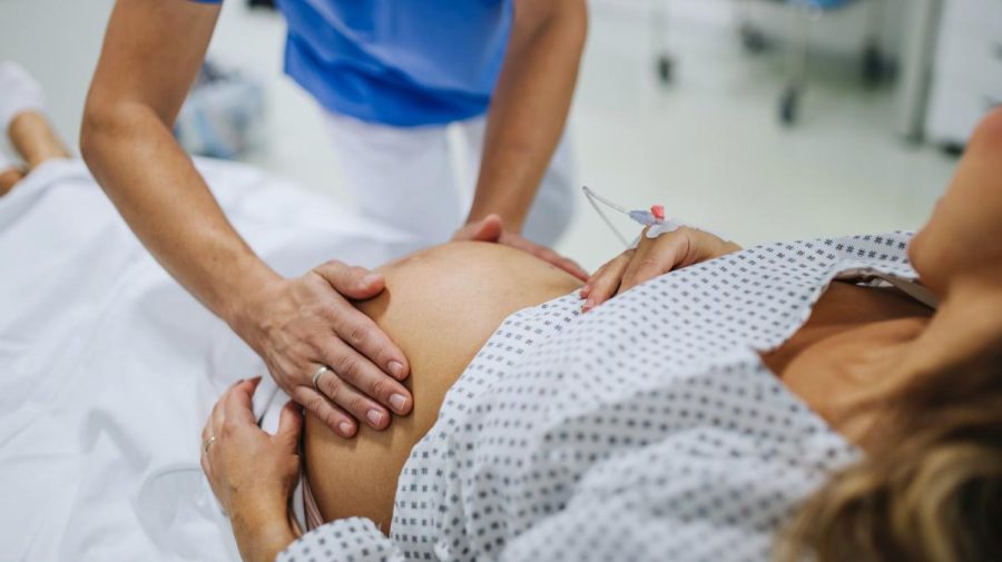 O femeie a născut cvadrupleți identici. Părinții mai au 4 copii acasă