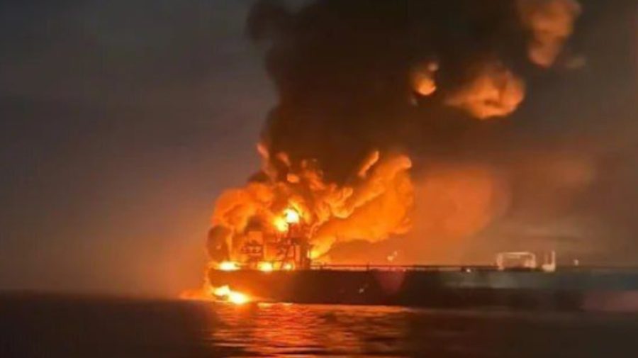 Nava cu GPL lovită în Marea Neagră continuă să ardă și după 24 de ore. Ce spun autoritățile române