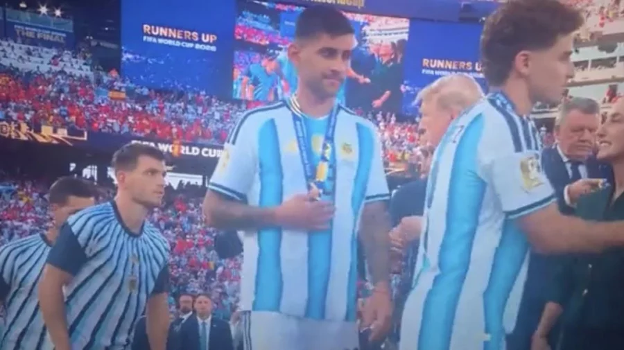 VIDEO Trump, umilit în finala Cupei Mondiale?! Momentul în care un fotbalist refuză să îi strângă mâna liderului SUA
