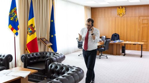 VIDEO „Încerc să stau în formă, chiar dacă poate nu se vede că sunt sportiv”. Tofan va participa la o cursă de înot