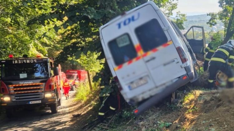 Accident tragic în Argeș: Un microbuz cu fotbaliști a ieșit de pe drum. O persoană a murit