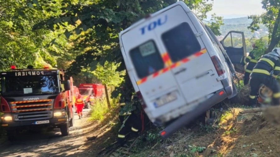 Accident tragic în Argeș: Un microbuz cu fotbaliști a ieșit de pe drum. O persoană a murit