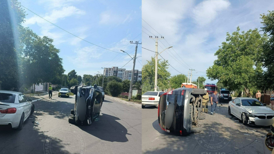 FOTO Telefonul e de vină! Pensionar dus la spital, după ce mașina pe care o conducea s-a răsturnat