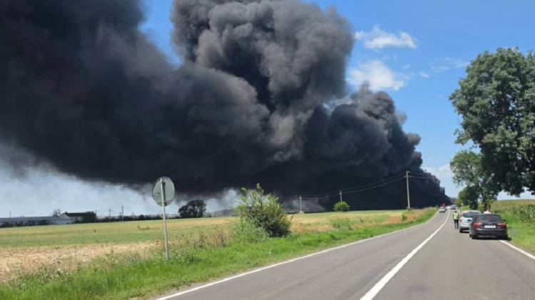 Imagini apocaliptice în România! Autocisternă din Republica Moldova, cuprinsă de flăcări după un accident