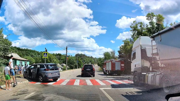 VIDEO Accident grav pe traseul R1: O șoferiță a ajuns la spital după un impact frontal cu un camion
