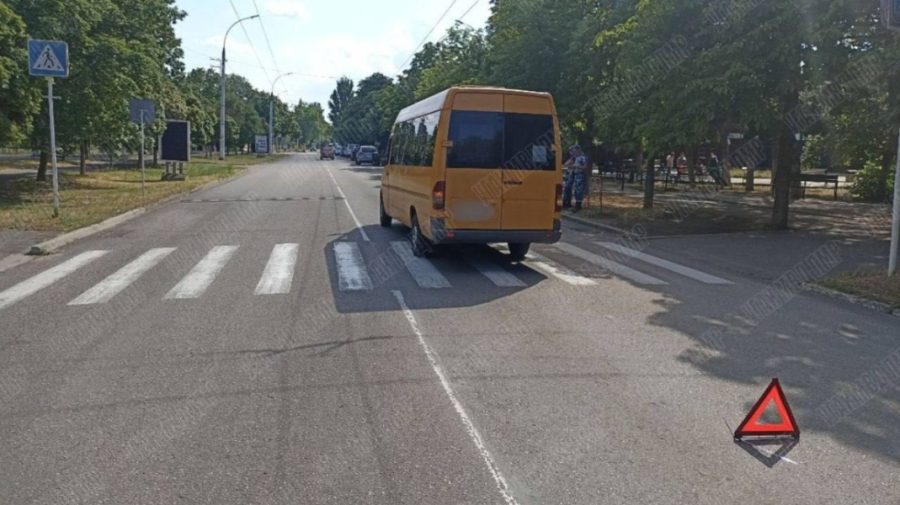 Nu a observat-o? Un șofer de microbuz de rută a lovit o femeie pe trecerea de pietoni: Victima a fost dusă la spital