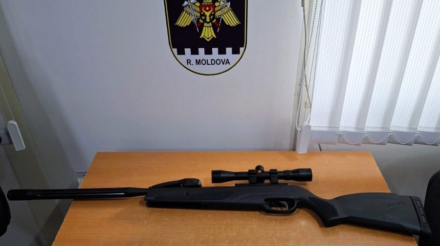 Armă pneumatică cu lunetă, ascunsă într-un colet din Germania, descoperită la vama Costești