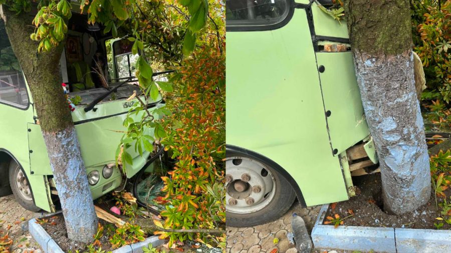 Accident la Comrat! Un șofer de rută ar fi pierdut cunoștința la volan și s-a izbit de un copac: A fost dus la spital